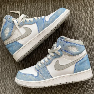 Air Jordans 1 - Snygga Nike Air Jordans i en fräsch kombination av blått och vitt. Skorna har en klassisk design med snörning och den ikoniska Nike-loggan i grått på sidan. Perfekta för dig som vill ha en stilren och sportig look. Alla accessoarer kommer med! Det vill säga creese skydd, extra snören, kartong samt kvitto. Hör av er vid minsta fundering.