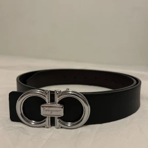 Ferragamo bälte - Snyggt Ferragamo bälte. Perfekt för att ge en stilren touch till din outfit. Bältet passar till alla klädstilar och är 105 cm, i bra skick