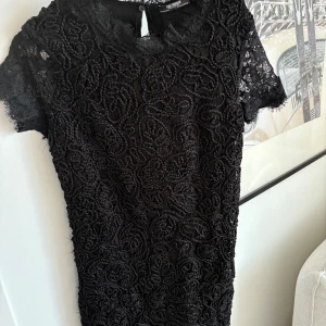 Zara klänning  - Ganska rak i modellen lite insydd i midjan. Som ny. 