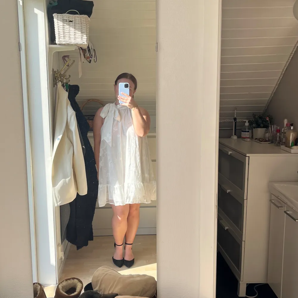 Säljer en elegant vit ärmlös klänning med hög hals. Perfekt för sommarens alla tillfällen. Klänningen har en luftig passform och är tillverkad i ett lätt material som ger en skön känsla. Passar utmärkt med en liten väska och sandaler. 💞PRIS GÅR ATT DISKUTERA VID SNABBAFFÄR💞. Mekot.