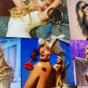 SABRINA CARPENTER - nyckelring bundle - 💋 Sabrina Carpenter Short n’ Sweet bundle - 1st nyckelring, 1st albumfoto, 3st random utvalda bilder, 15st random utvalda klistermärken 💋  ⭐️ I varje beställning ingår freebies!(klistermärken + godis)⭐️ OBS! I denna bundle kommer det variera med vilka foton och klistermärken man får, jag kommer att plocka slumpmässigt✨