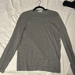 Massimo Dutti Kashmir  - Grå stickad tröja från Massimo Dutti i 100% Kashmir säljes för att den är för liten för mig. Köpt för 1700