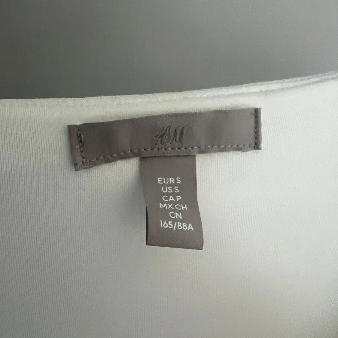 Vit v-ringad topp från H&M - 2