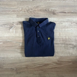 Lyle & scott piké  - En snygg piké i bra skick utan några som helst anmärkningar. Hör av er vid ytterligare frågor annars fritt fram att använda ”köp nu”.                     (Postar inom 24h)