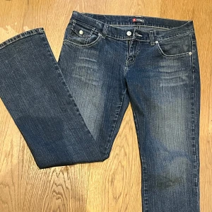 Lågmidjade Bootcut Jeans  - Supersnygga low waist bootcut jeans som tyvärr blivit lite för stora!! Midjemått:41cm, Innerbenslängd: 78/79cm. Passar mig superbra i längden som 168cm lång. Bara att skriva för fler bilder!