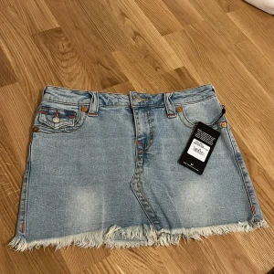 Jeanskjol från True Religion - Snygg jeanskjol från True Religion i ljusblå denim. Nypris 1099 kr. 