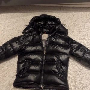 Moncler Maya - Säljer nu denna snygga jacka från Moncler 🌟Hör av er vid frågor eller funderingar 🤩