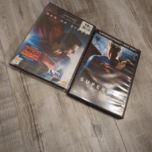 Superman Returns och Man of Steel DVD-filmer - Säljer två DVD-filmer: 'Superman Returns' i widescreen edition och 'Man of Steel'. Perfekt för superhjältefans som vill ha en filmkväll med Superman. Båda filmerna kommer i sina originalförpackningar med omslag på ena och skivor i gott skick.
