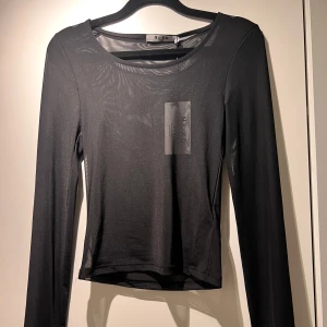Svart mesh topp  - Säljer en stilren svart mesh topp från NA-KD i storlek XS. Har aldrig använt. Lappen finns kvar. Köparen står för frakten 🩷