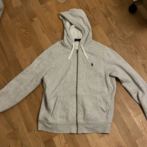 Grå hoodie från Ralph Lauren - Finns en ny annons på denna tröjan i min profil!!!!!! Så köp inte denna utan skriv på den andra annonsen! 