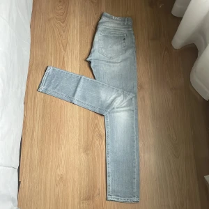Ljusgrå Dondupjeans - Fina ljusgråa dondup jeans i modellen George skinny fit. Jeansen är i bra skick trots använda.
