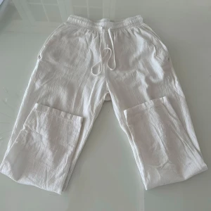 Vita linnebyxor  - Vita Linnebyxor i ett helt okej skick. Märket kommer jag inte ihåg. Pris kan diskuteras vid snabb affär!