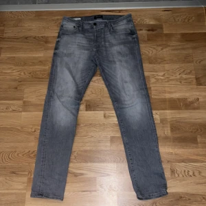 Jack & Jones jeans - Säljer ett par ljusgråa jack & Jones jeans i strl 32/32. Bra skick. Vid intresse är det bara att höra av sig!