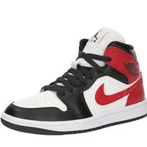 Nike Air Jordans i svart, vitt och rött - Snygga Nike Air Jordans i en klassisk färgkombination av svart, vitt och rött. Perfekta för dig som vill ha en stilren och sportig look. Köpt för 1500 kr. Pris kan diskuteras. Skriv privata för fler bilder. 🤍