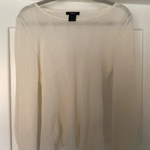 Vit ribbad tröja från Lindex - Säljer denna jätte fina tröja från lindex, lite genomskinlig, använd ett fåtal gånger. Köpt för 300kr