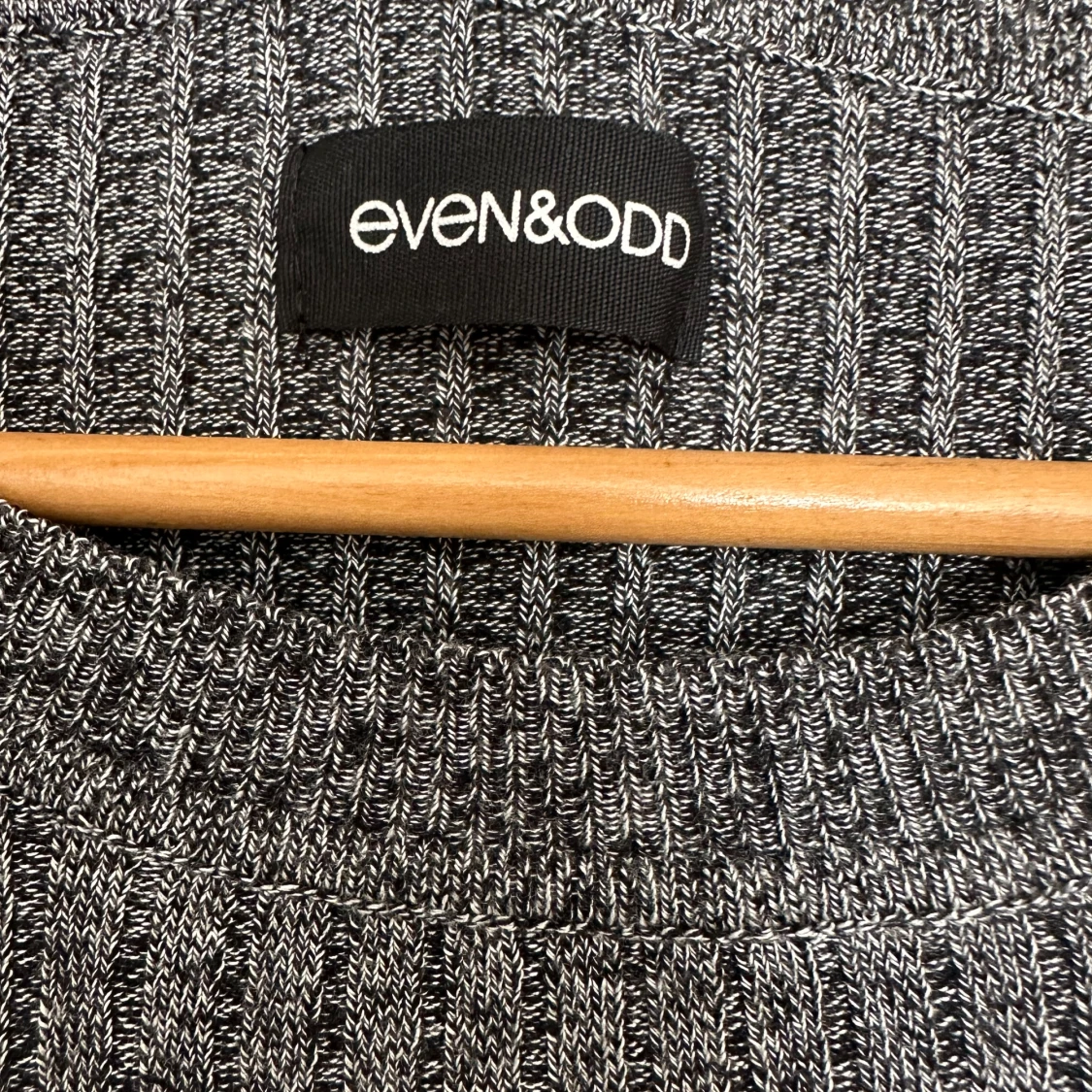 Grå ribbad tröja från Even&Odd - 1