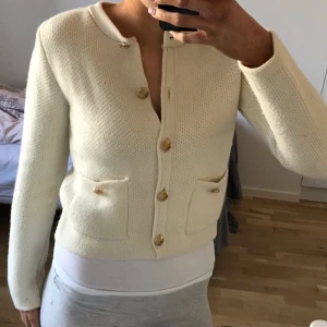 Vit kofta från zara - Vit kofta från zara, använd typ 1 gång💕