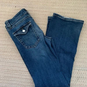 Blå jeans med bootcut - Sååå fina jeans från Gina young❣️ strl 164. Säljer då de inte kommer till användning längre🩷