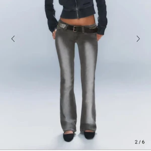 Weekday jeans - Snygga grå utsvängda jeans med låg midja. slutsålda på hemsidan!Strl 24/32! 