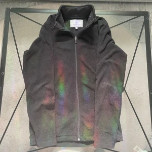 Svart fleecejacka från Cross Sportswear - Säljer en svart fleecejacka från Cross Sportswear. Jackan har en dragkedja framtill och är långärmad. Perfekt för kyligare dagar och ger en mysig känsla. Passar bra för utomhusaktiviteter eller som ett extra lager.