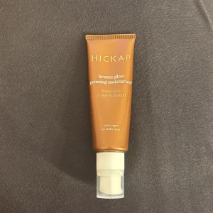 Bronze Glow Priming Moisturizer från Hickap - Säljer en Bronze Glow Priming Moisturizer från Hickap. Denna primer ger en fin bronzig lyster och är 100% vegansk. Passar alla hudtyper och kommer i en praktisk pumpflaska på 50 ml. Nästan helt full, använd ett tag men minimalt.❤️
