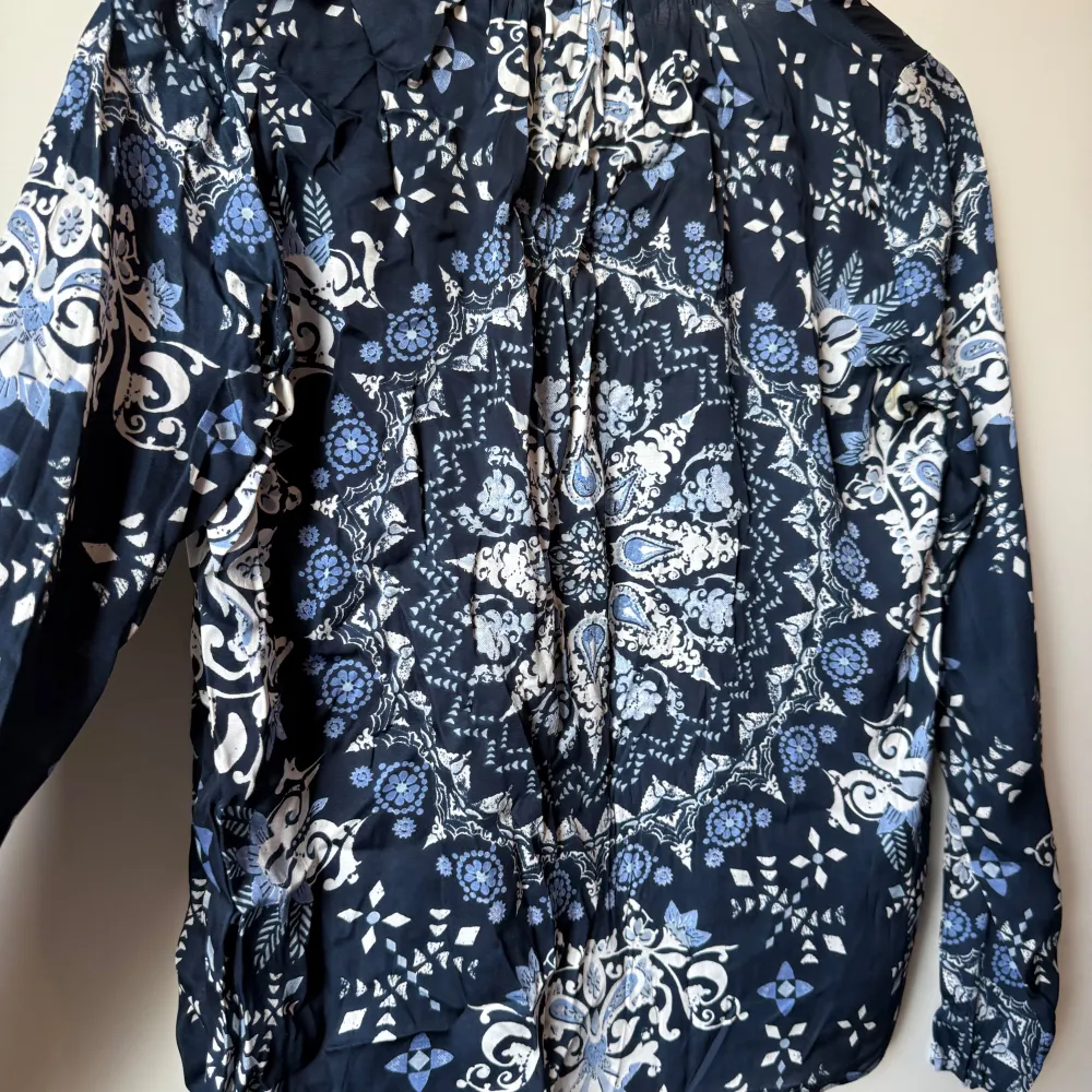 Säljer en otroligt vacker marinblå blus med fint detaljerat mönster i olika nyanser av blått och vitt. Från märket Odd Molly i storlek 0 som enligt deras storleksguide motsvarar en XS. Mycket fint skick, jag hittar inga synliga anmärkningar eller defekter. . Puserot.