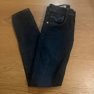 Mörkblå jeans från Replay - Snygga mörkblå jeans från Replay med klassisk femficksdesign och diskreta sömmar. Det är modellen Anbass hyperflex och är alltså slim 