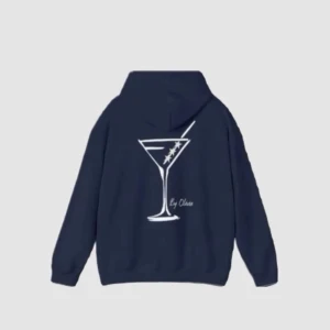 Mörkblå hoodie - Snygg mörkblå hoodie med ett stort vitt tryck av ett cocktailglas på ryggen. Syppetfin till jeans. Säljer pga för liten, jätte bra kvalitet💙