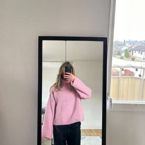 Rosa stickad tröja - Mysig rosa stickad tröja med hög krage 🌸