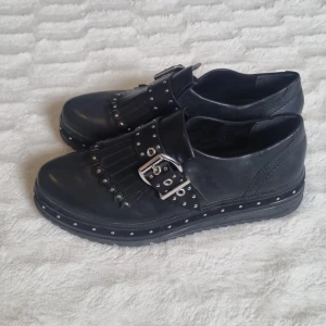 Svarta loafers med nitar och spänne - Fint skick 