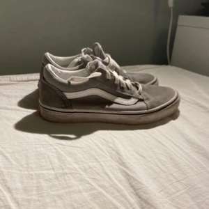 Gråa Vans i storlek 37 - Gråa Vans i storlek 37. Skorna är lite smutsiga men annars är dom felfria