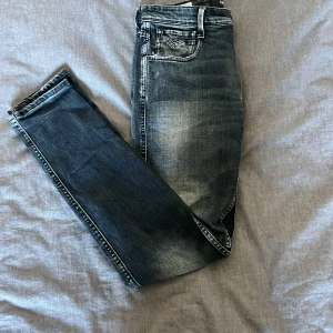 Replay anbass jeans  - Säljer ett par mörk blå anbass jeans som är i ett bra/mycket skick. Priset är 650kr, det är bara höra av sig vid minsta fundering😁