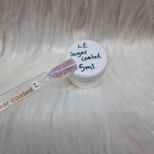 LE Sugar Coated glitter gel  5ml - Glittrig gele i nyansen 'Sugar Coated' från LE. Kommer i en liten burk på 5 ml. Perfekt för att ge dina naglar en skimrande och festlig look.