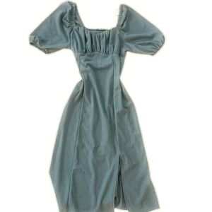 Klänning med slits - Mintfärgad klänning med slits. Ger en jättefin vintage cottage look.