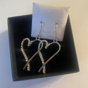 Hjärtörhängen - Jättesöta örhängen av hjärtan med rhinestones🤍🤍.