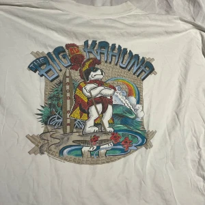 Vintage t-shirt från Big Dogs Santa Barbra - Vintage T shirt från Big Dogs Santa Barbra. Funkar antingen som större XL tröja eller oversized t shirt för mindre storlekar. Litet tryck på framsida bröst och ett större på ryggen 