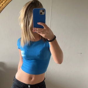 Blå topp från Zara - Säljer en snygg blå croppad topp med korta ärmar. Använt en fåtal gånger