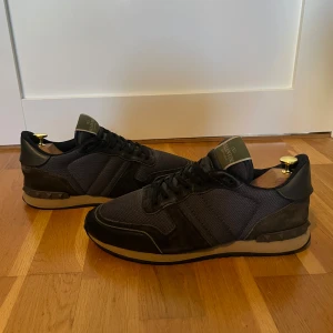 Valentino rockrunners  - Snygga svarta Valentino rockrunners. Skorna är i nyskick  med näst intill inga defekter. Ny pris ca 8500kr. Skriv om ni vill ha mer bilder på något eller om ni har övriga frågor👍🏼