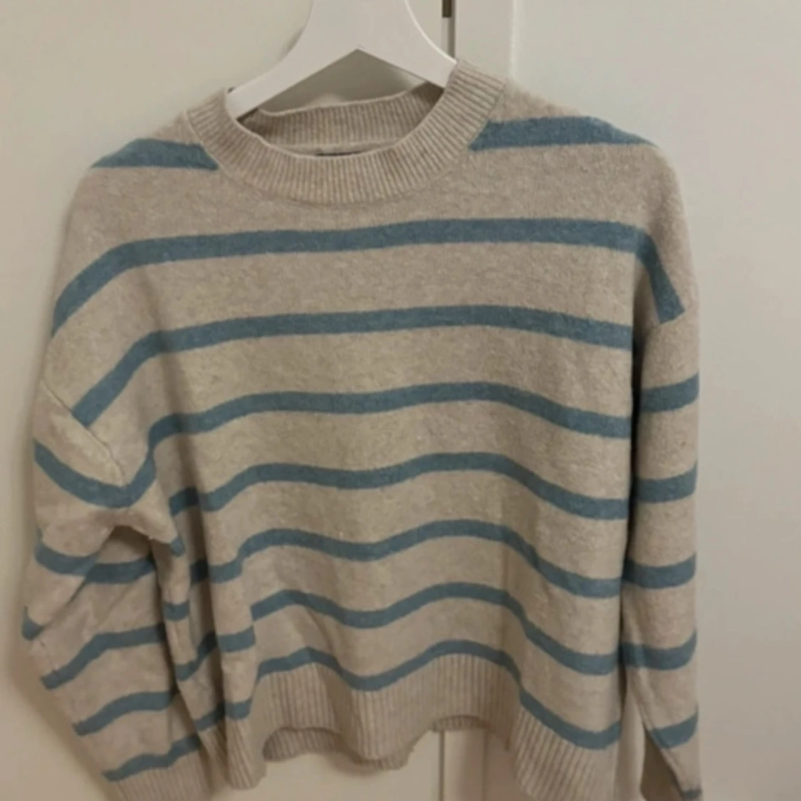 Vit och blå randig tröja från Mango - 2