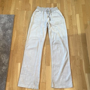 Juicy byxor  - Snygga vita juicy byxor som är välanvända. Det fanns ett hål förut i rumpan på dom men som är igen sytt. Finns ytterligare ett hål längre ner på byxan men som inte syns så tydligt. Det finns även några fläckar som är små men som heller inte syns så värst tycker jag. .