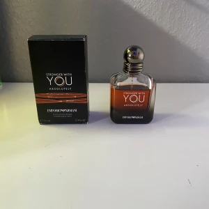 Stronger With You Absolutely från Emporio Armani - Säljer en flaska Stronger With You Absolutely från Emporio Armani.  40/45 av 50 kvar (inga byten)