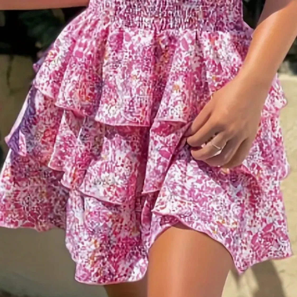 Rosa mönstrad klänning med volanger - 1