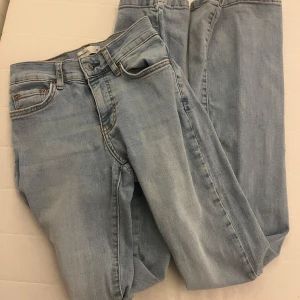 Ljusblå lowaist/ bootcut jeans från Gina💙 - Lowaist/bootcut Jeans från Gina i storlek 32, nästan aldrig använda💙