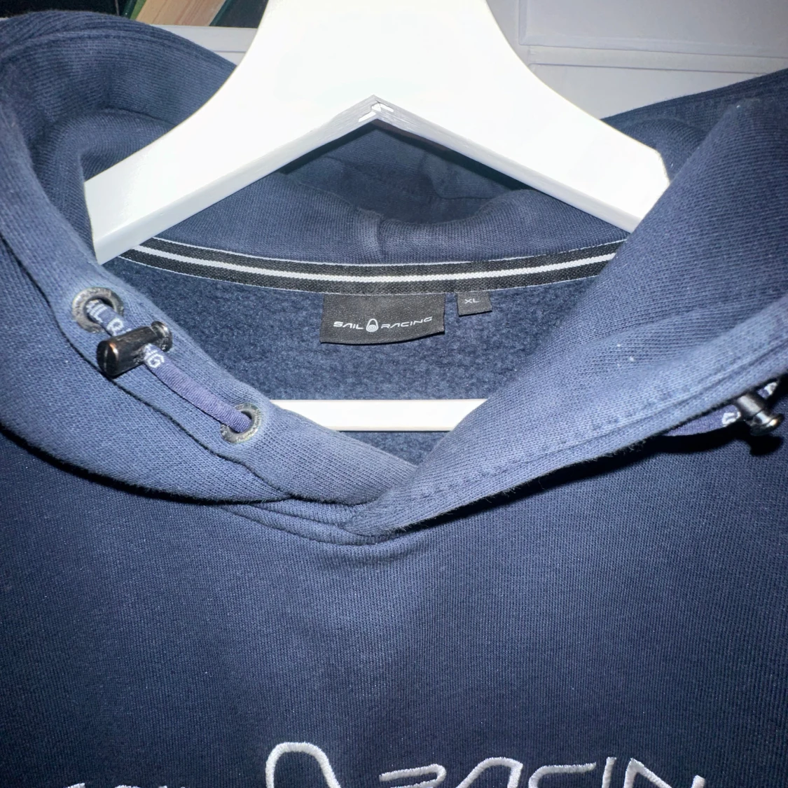 Marinblå hoodie från Sail Racing - 2