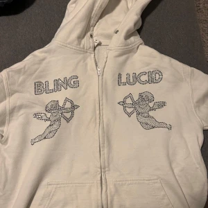 Vit hoodie med blingdetaljer - Säljer en vit hoodie med dragkedja från lucid. Storlek M. Pris kan diskuteras 