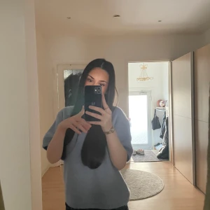 Ljusblå stickad tröja från Gina Tricot - Säljer en mysig ljusblå stickad tröja från Gina Tricot. Tröjan har korta ärmar och en rund halsringning, perfekt för en avslappnad stil. Passar bra till både jeans och kjol. Hör av dig vid intresse! 💙