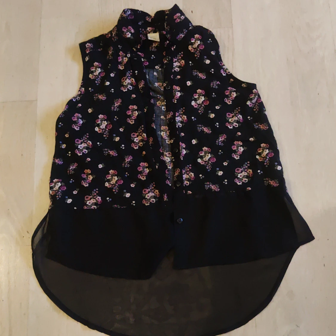 Blommig ärmlös blus från Lindex