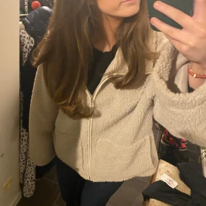 Beige teddyjacka  - Beige Teddy jacka från lager 157! Storlek XL men funkar som en M typ😊 perfekt om man vill ha lite oversize 