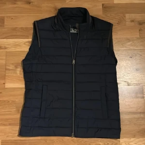Herno väst - Väst från Herno. Sparsamt använd men fickorna går inte att stänga. Annars inget fel! Liknande Herno västar ligger mellan 5000-7000.