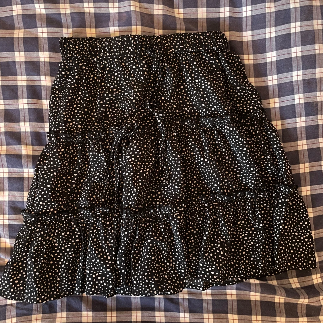 Svart prickig kjol